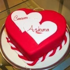 Özel yapım 8 kişilik kırmızı kalp şeklinde yaş pasta